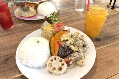 おしゃれ空間で絶品チキンソテー！鶴田町「レクタングルカフェ」に行ってきました